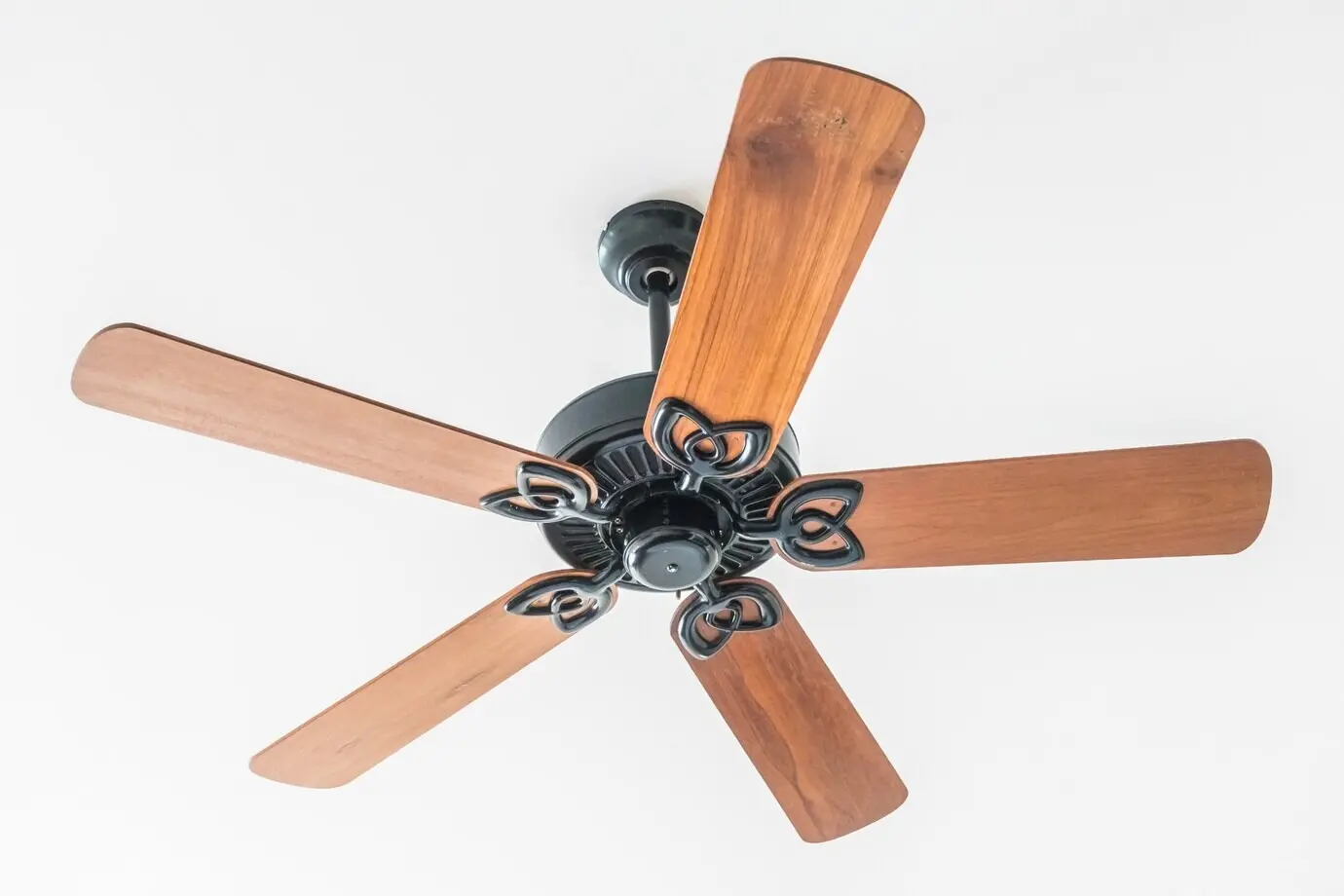 Please provide the original description of the ceiling fan that you want me to rephrase.